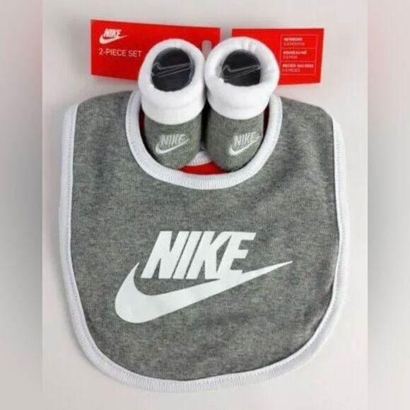 Brand New in wrapper Nike Baby Bib and Booties size 0-6 Months - Picture 3 of 3